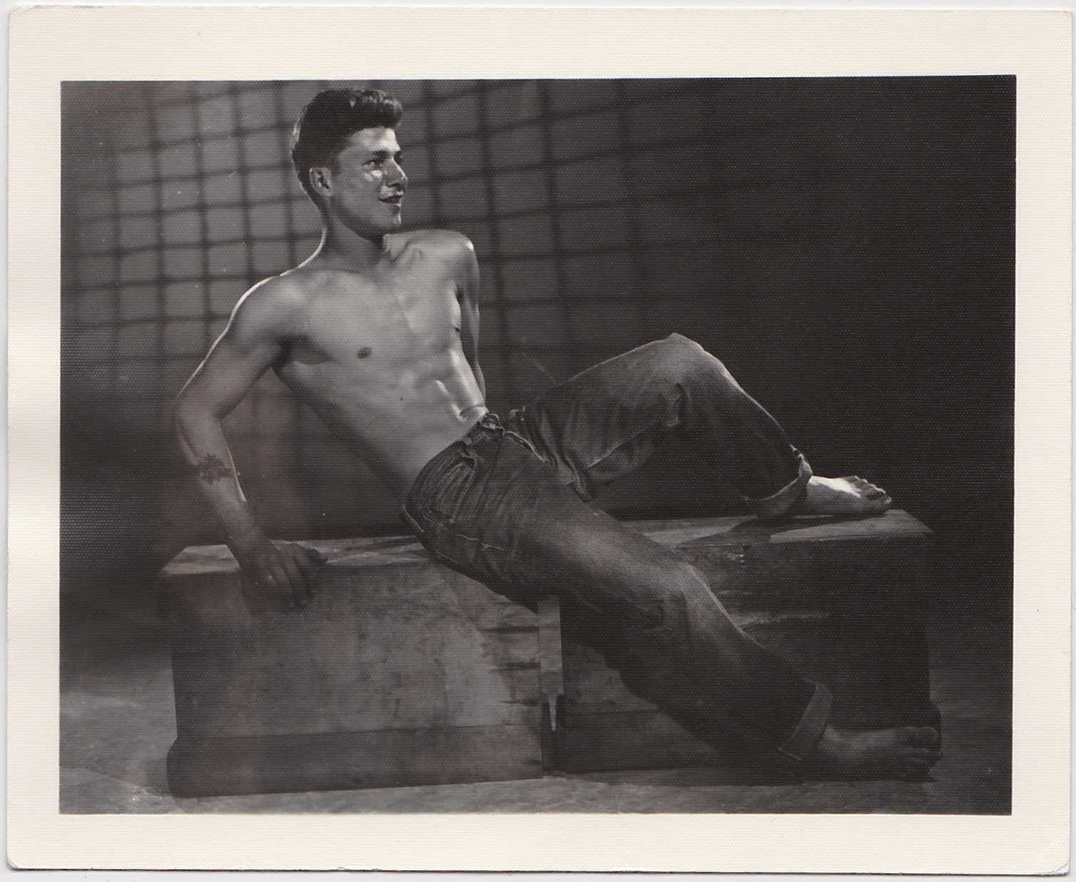 Shirtless Model with Net – Homobilia
