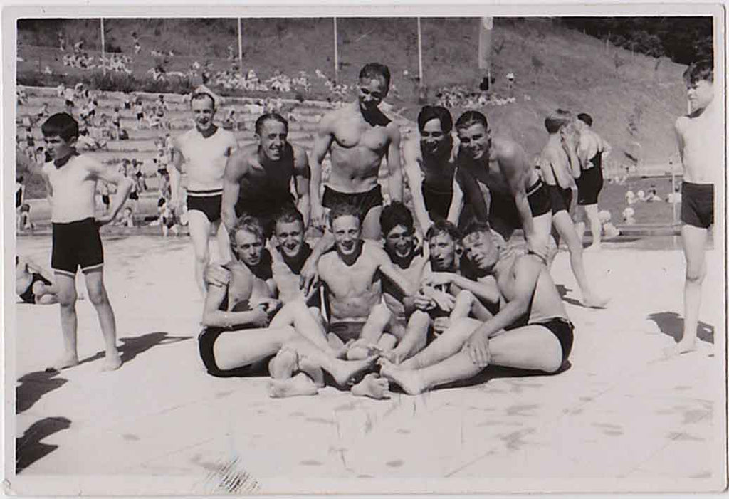 Group of guys getting very chummy on the beach. Handwritten note on verso translates to "Sunny Youth."