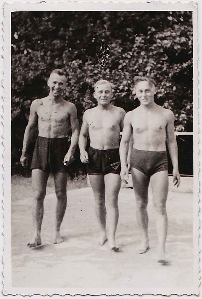 Three Shirtless Guys Walking Together – Homobilia