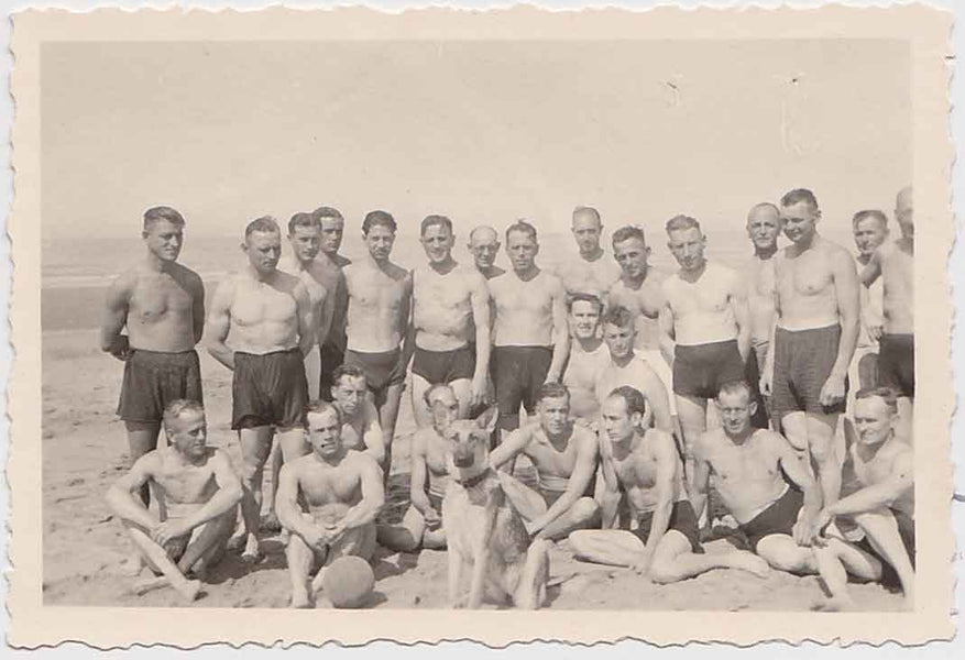 Guys on the Beach with German Shepard – Homobilia