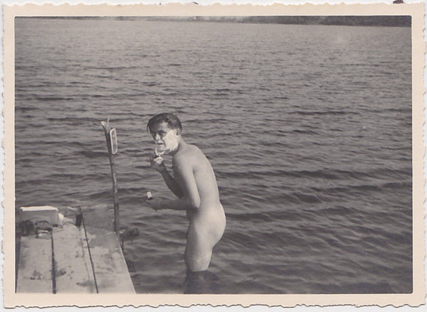 Male Nude Shaving vintage gay snapshot c. 1930s.