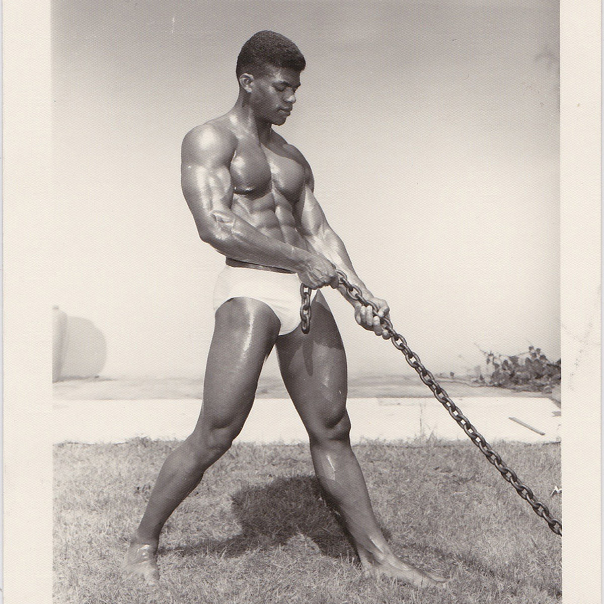 Bodybuilder Holding Chain – Homobilia