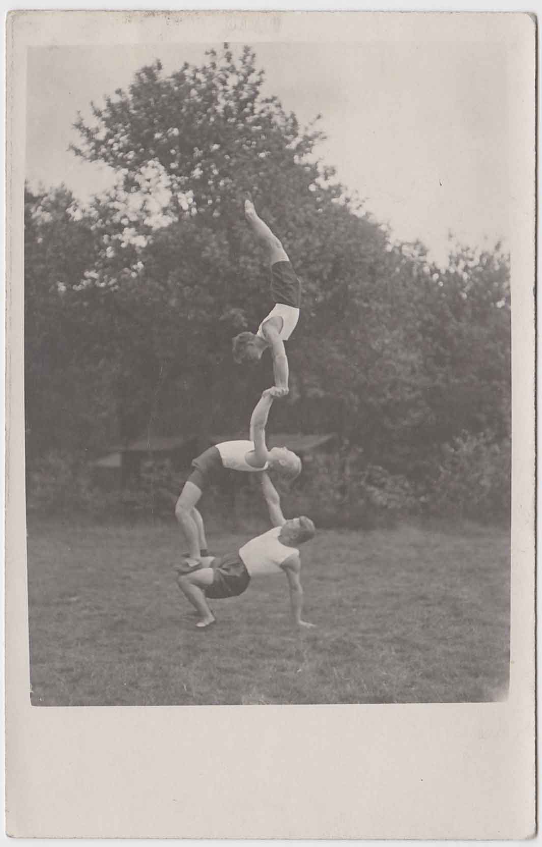 Hand Balancers in Field – Homobilia