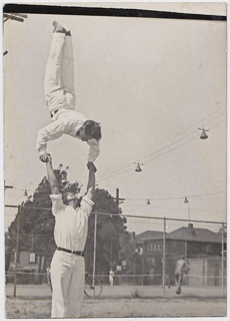 Hand Balancers in White – Homobilia