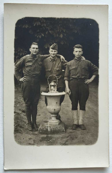 Doughboys dans le Jardin: Vintage Real Photo Postcard