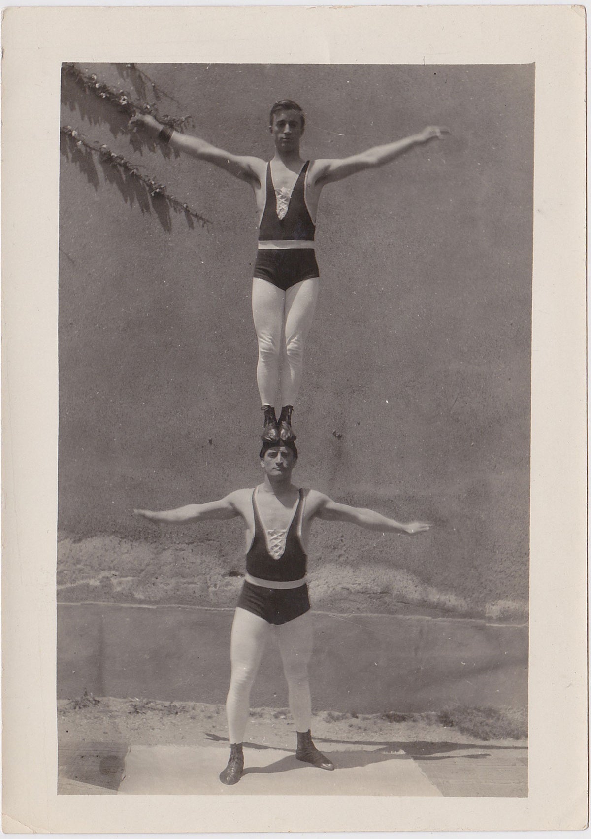 Vintage Photo: Two Acrobats Practicing – Homobilia