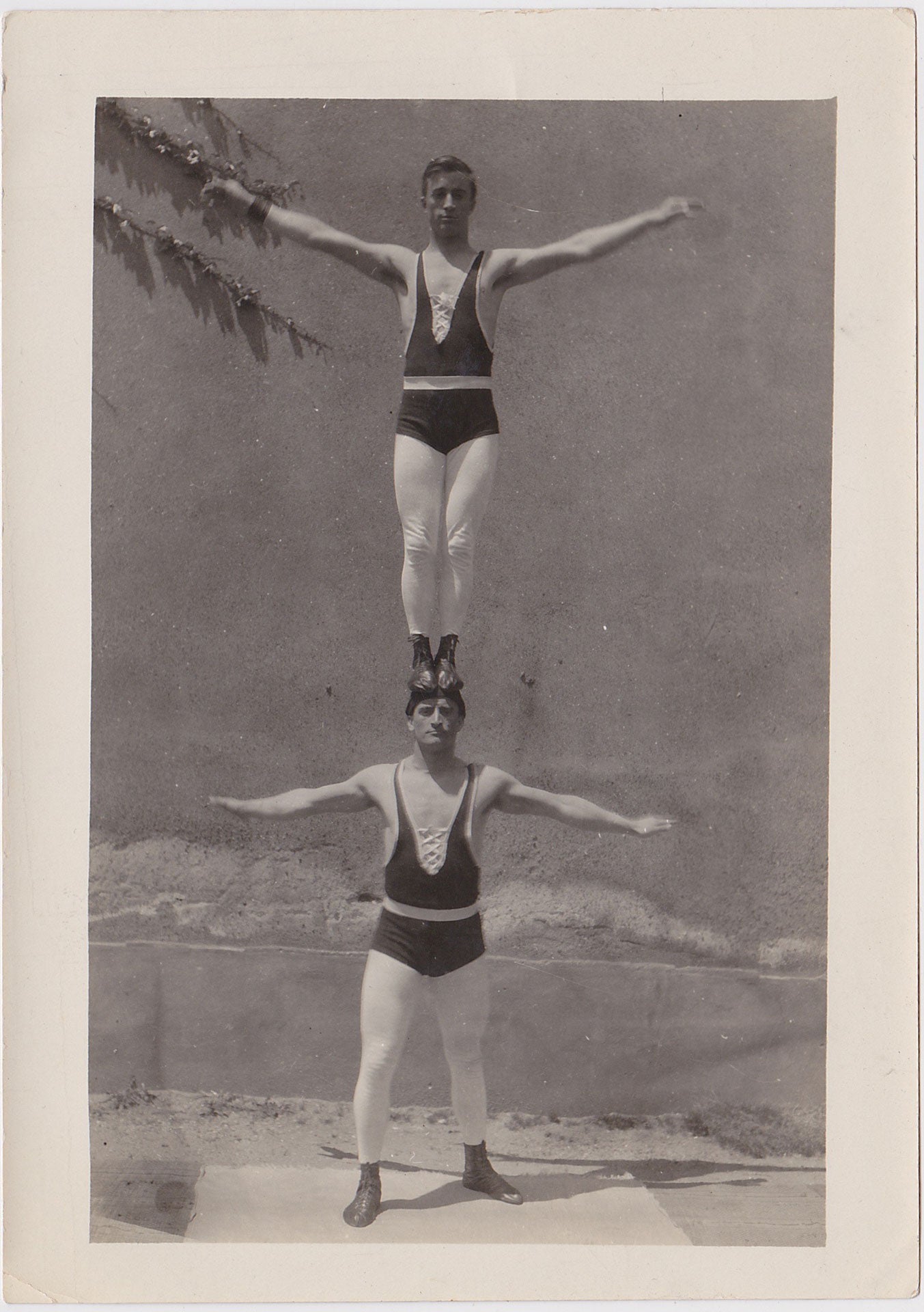 Vintage Photo: Two Acrobats Practicing – Homobilia