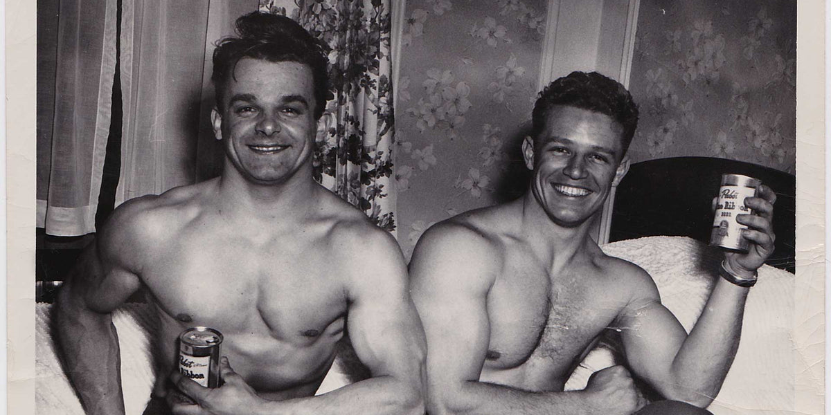 Bodybuilders Drinking Beer – Homobilia