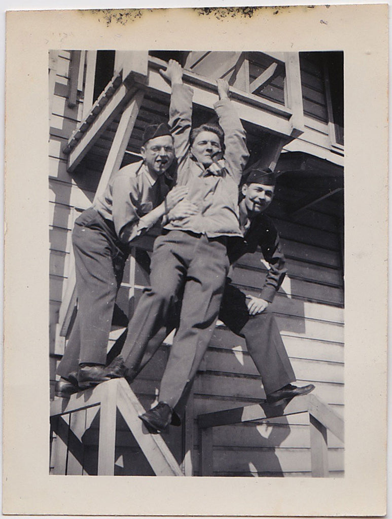 Soldiers Hanging Around – Homobilia
